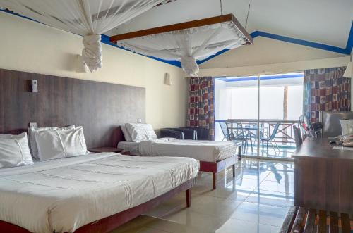 班布里Sai Rock Beach Hotel & Spa的酒店客房设有两张床和一个阳台。