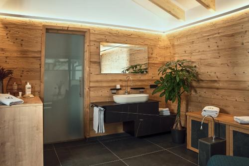 明希贝格VÜ Terrassen-Chalets的一间带水槽和镜子的浴室