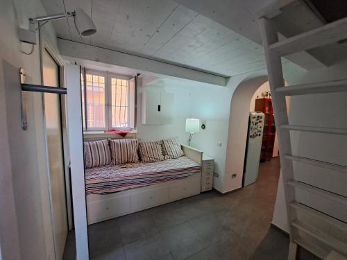 卡塞塔Carmela Camera&Comfort Monolocale的一间设有窗户的客房内的沙发