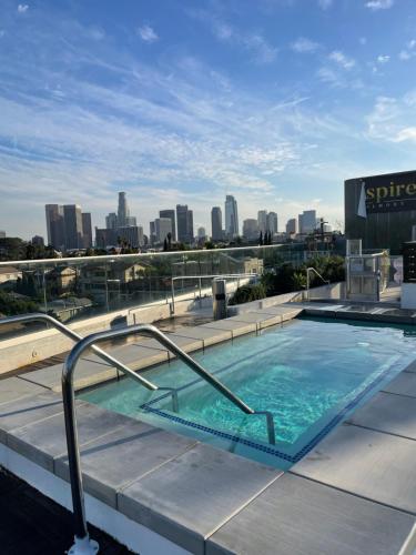 洛杉矶Luxury Downtown Los Angeles Penthouse Condo with Skyline Views的一座城市天际线建筑的顶部游泳池