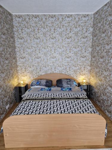 陶格夫匹尔斯Karolina的一间壁纸客房内的大床卧室