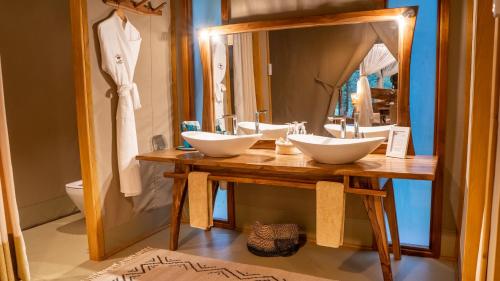 SekenaniSoroi Luxury Migration Camp的浴室设有2个水槽和镜子