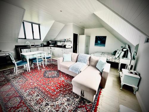 普利登堡湾Stoneridge farm的带沙发的客厅和厨房