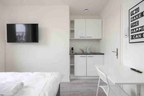 苏黎世Urban Oasis with Queen Bed and View BE-22的白色的厨房配有白色的床和一张桌子