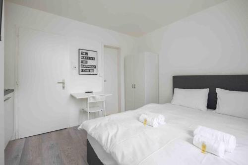 苏黎世Urban Oasis with Queen Bed and View BE-22的卧室配有带毛巾的大型白色床
