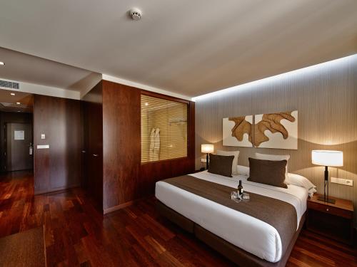 卡里斯卡德纳尔克韦多酒店客房内的一张或多张床位