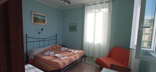 瓦拉泽Au Cavettu B&B的卧室配有床、椅子和窗户。