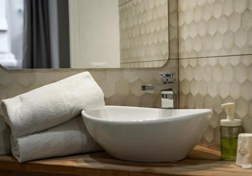 土伦塞伦亚酒店的浴室内一个白色碗盘