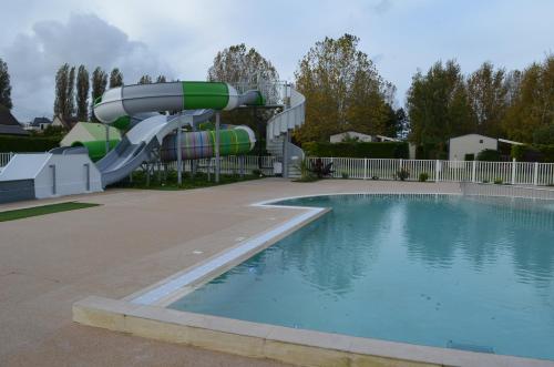 乌伊斯特勒昂Riva Bella chez Caraphou的庭院内带水滑梯的游泳池