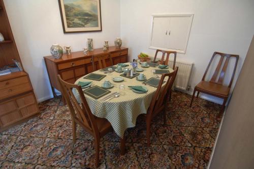 多尔盖罗多文奥丽雯旅馆的用餐室配有桌椅和桌布