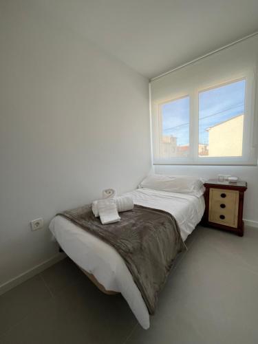 Santa EulaliaLa vía的一间卧室设有一张大床和窗户