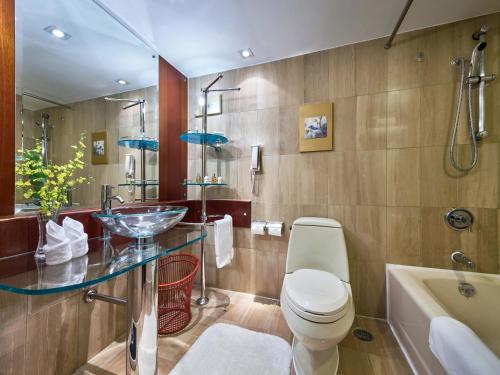 上海虹桥锦江大酒店（原虹桥喜来登上海太平洋大饭店）的浴室配有盥洗盆、卫生间和浴缸。