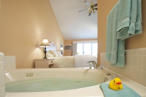 特拉弗斯城柏银特北海滨度假酒店的带浴缸和橡皮鸭的浴室