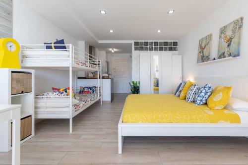 贝纳尔马德纳Apartamento costa del Sol的一间卧室配有一张床和一张双层床。