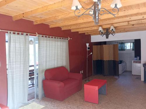 萨利纳斯Entre naturaleza a 1 cuadra de la playa/Jacuzzi的客厅配有红色椅子和吊灯