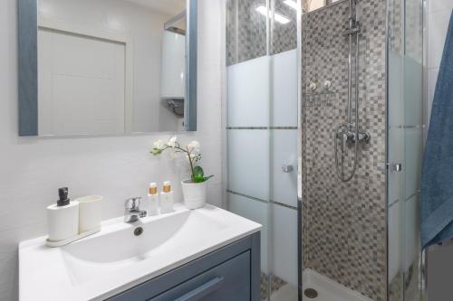 贝纳尔马德纳Apartamento costa del Sol的白色的浴室设有水槽和淋浴。