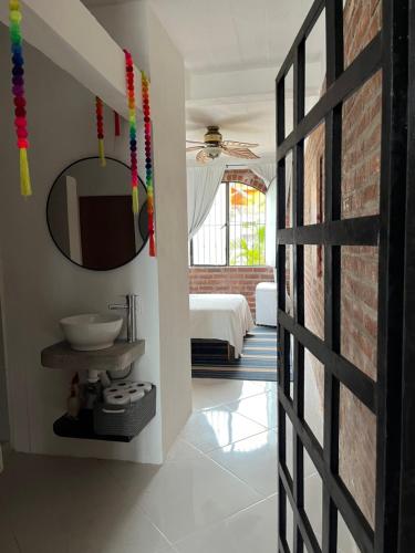 巴亚尔塔港Casa Estrella的浴室设有镜子和砖墙
