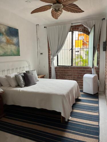 巴亚尔塔港Casa Estrella的一间卧室配有一张床和吊扇