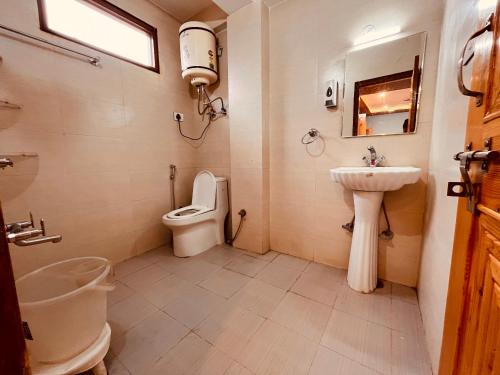 马拉里Sita Hotel & Cottage, Manali的一间带卫生间和水槽的浴室