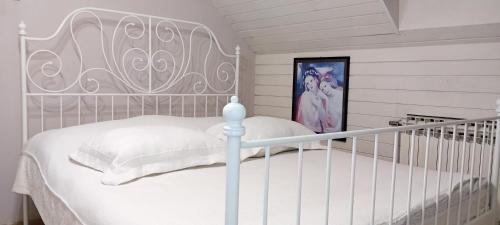 贝尔格莱德KLARA Vracar的白色的床上小床