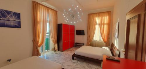 波蒂奇Villa Quaranta的一间卧室设有两张床和红色橱柜