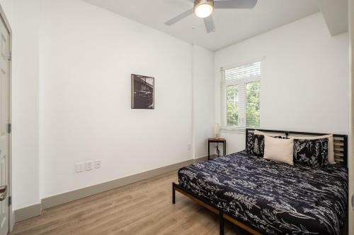 夏洛特Uptown's Elite- 4BR Luxury Oasis的一间卧室设有一张床和一个窗口