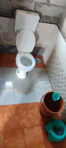 马哈巴莱斯赫瓦尔Yuva Yatri Campsite的一间位于客房内的白色卫生间的浴室
