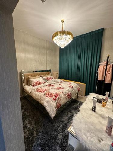 迪拜dubai silicon oasis的一间卧室配有一张床和一个吊灯