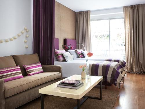 布宜诺斯艾利斯博芳特公寓式酒店的客厅配有沙发和1张床