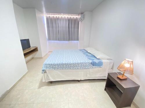 马塞约Moriah Maceió Beach Hotel的白色的卧室设有床和窗户