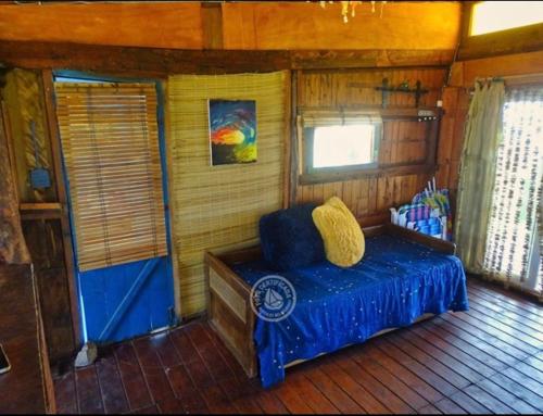 凯博波洛尼奥Casita de Mar的小屋内一间卧室配有蓝色的床