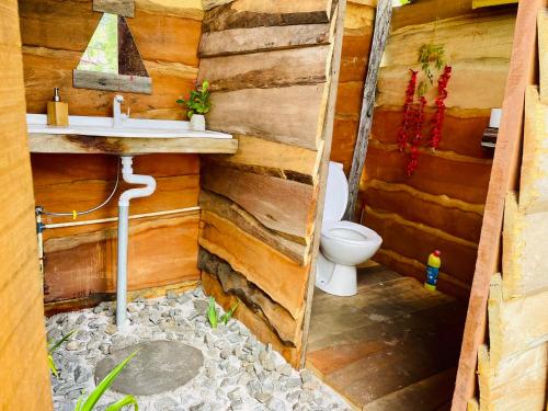 ZanderijLand of Promise - Reggae Escape的木制浴室设有卫生间和水槽