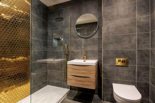 伯恩茅斯Sea Breeze - Coast的一间带卫生间、水槽和镜子的浴室
