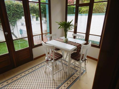 彼得罗波利斯Refúgio da Serra的窗户客房内的白色桌椅