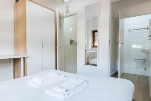 里斯本Lisboa - Ajuda Palace Apartment的白色卧室,床上配有白色毛巾