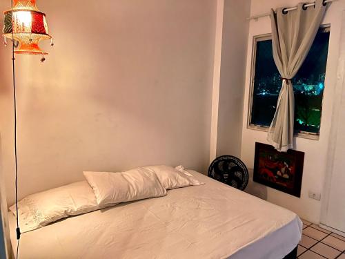 累西腓Suite aconchegante na Torre的卧室配有白色的床和窗户