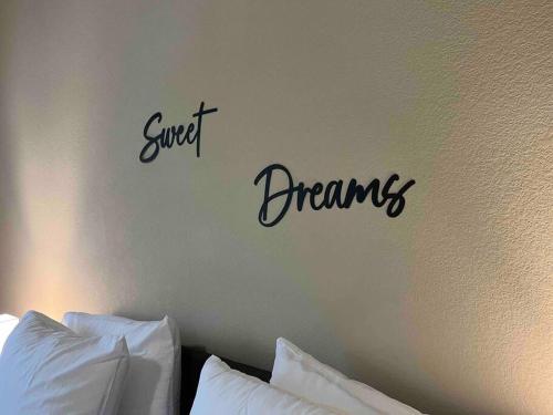 奥斯汀Hill Country Hiatus!的上面墙上有表示甜美梦的标语