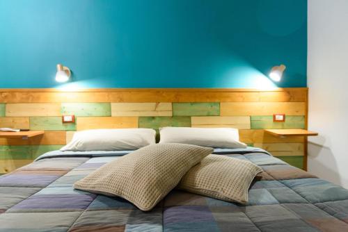 莫尔费塔Agriturismo La Ferrovia的一间卧室设有两张床和蓝色的墙壁