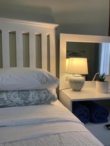 马塞卢Cosy Garden的一间卧室,配有一张床和床头灯