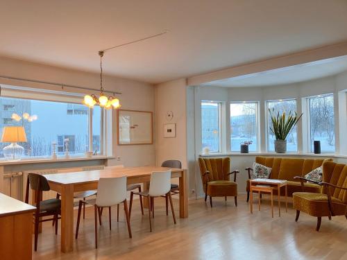 阿克雷里Great apartment in Akureyri的用餐室以及带桌椅的起居室。