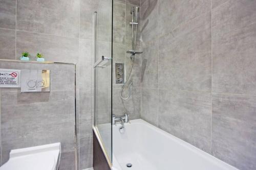 伦敦Stunning 1bed Kensington的带淋浴、浴缸和卫生间的浴室
