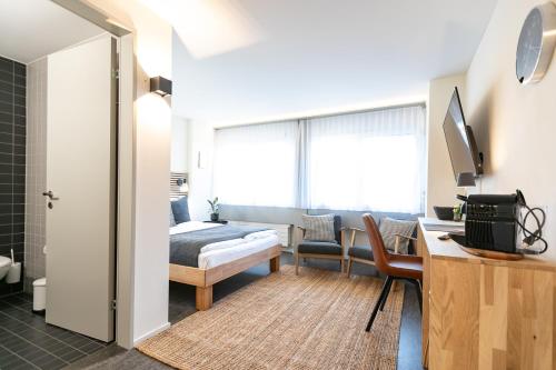 圣加仑Grubenmann Appartements - Sankt Gallen Centre的一间卧室配有一张床和一张书桌