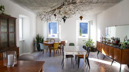 MottoCasa Gatti BnB Gastronomia e Benessere的一间带桌椅的用餐室
