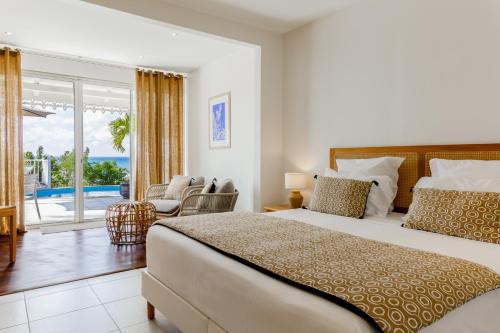 圣弗朗索瓦阿茂多酒店的一间卧室配有一张床,享有海景