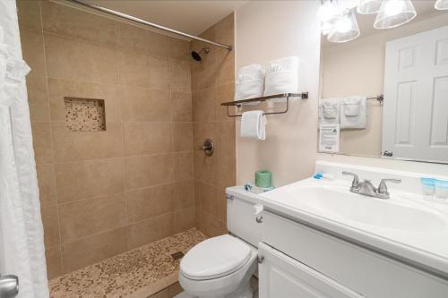 帕瓦雷斯岛Beach Vibes with Great Amenities on the 2nd Floor的浴室配有卫生间、盥洗盆和淋浴。