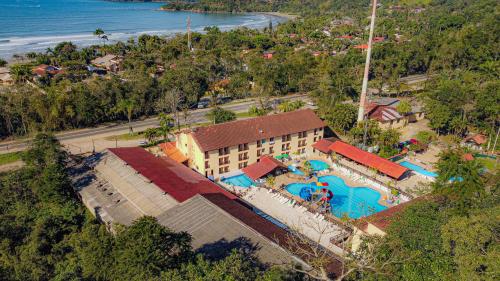 乌巴图巴Água Doce Praia Hotel的享有带游泳池的度假村的顶部景致