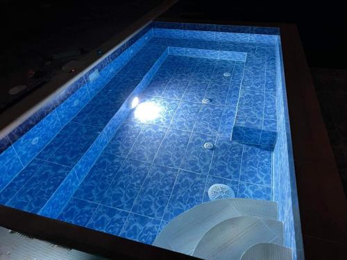 斯特雷尔恰Бонита Хотел Спа的中间设有灯光游泳池