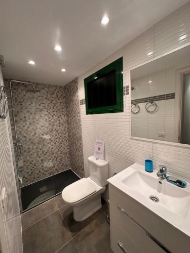 卡门港Paradise Club L28 & L29的浴室配有卫生间、盥洗盆和淋浴。