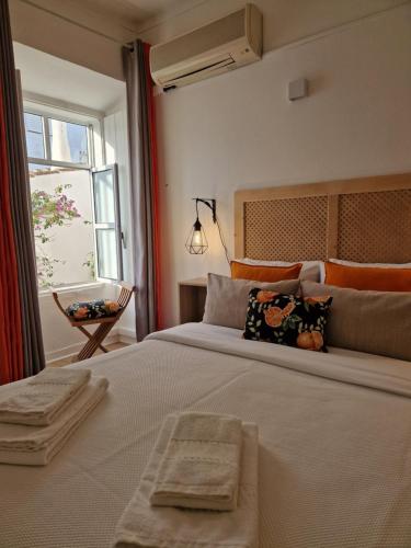 塔维拉Bea's Bed & Breakfast的一间卧室设有一张大床和一个窗户。