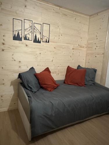 马尔比伊松Studio « Le petit montagnard »的一张床上有三个枕头的房间